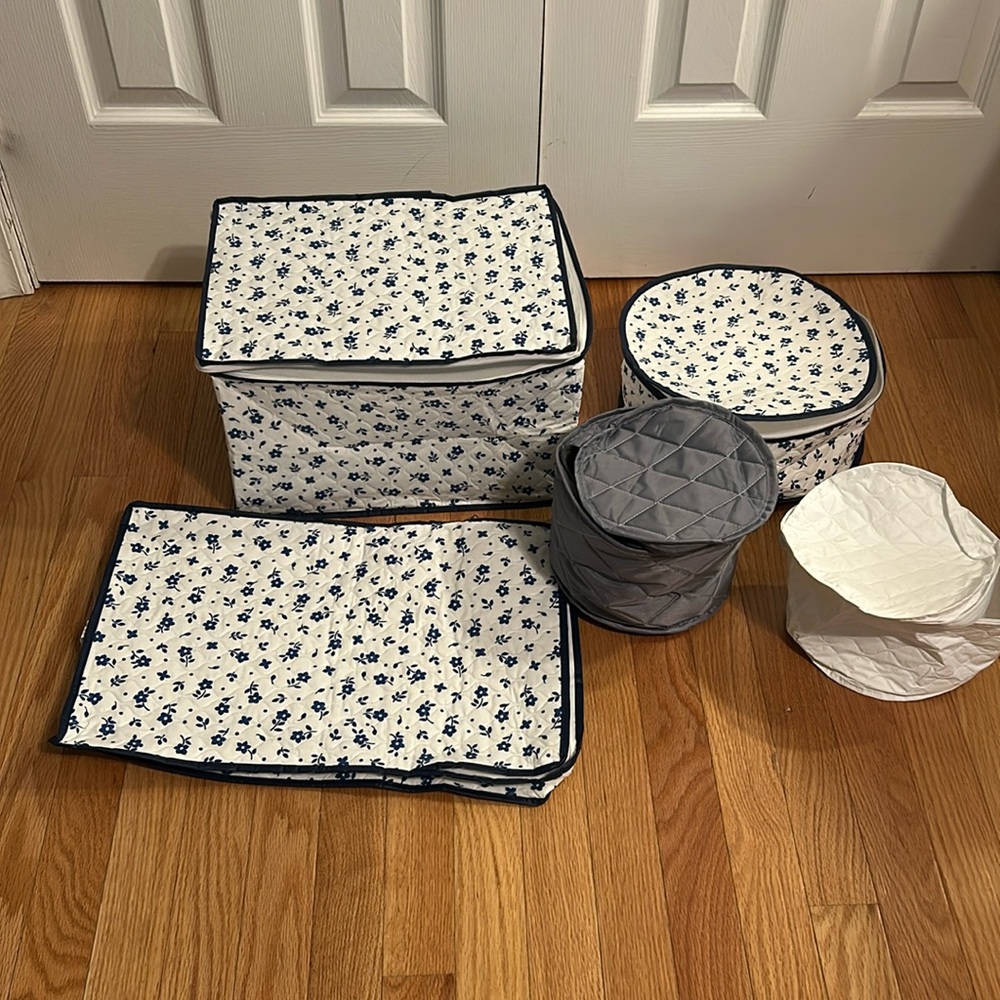 Assorted Floral Blue and White/ Gray/ White 5-Piece Kitchen Linen Set